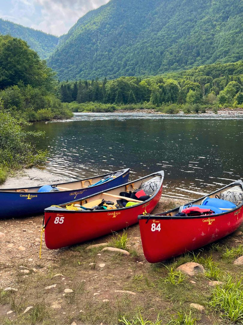 Canots équipés pour l'eau vive en expédition de canot-camping Trois canots équipés pour l'eau vive et le canot-camping
