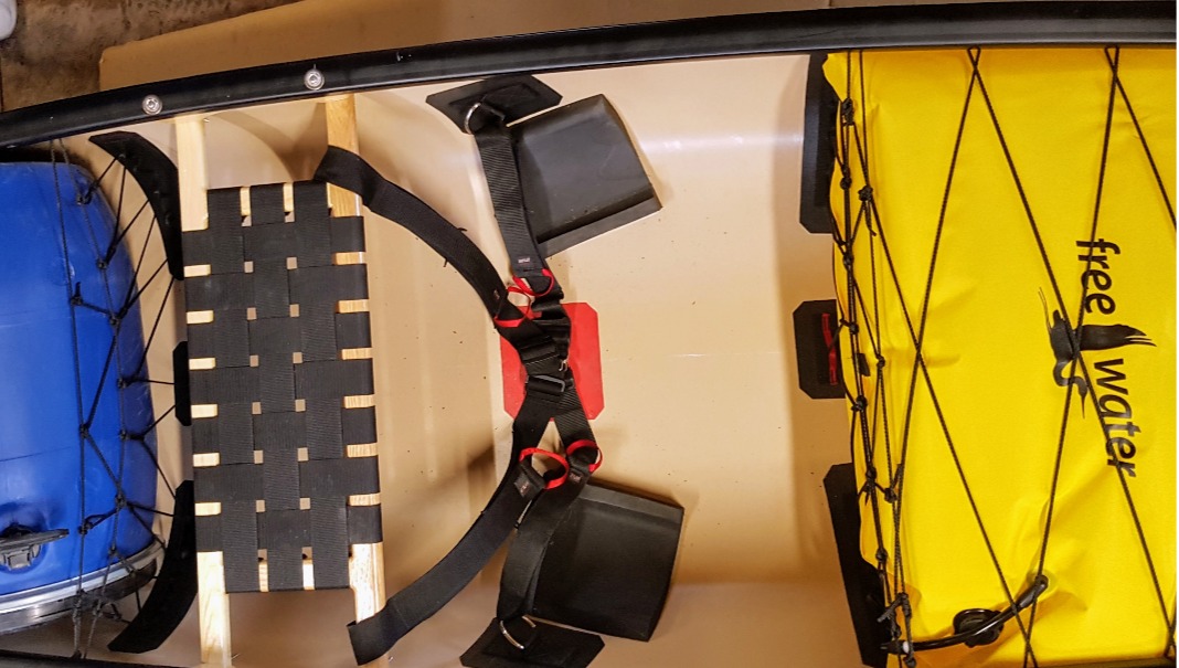 Montage d'un canot solo pour l'eau vive avec un banc Montage d'un canot solo pour l'eau vive avec un banc vue de haut