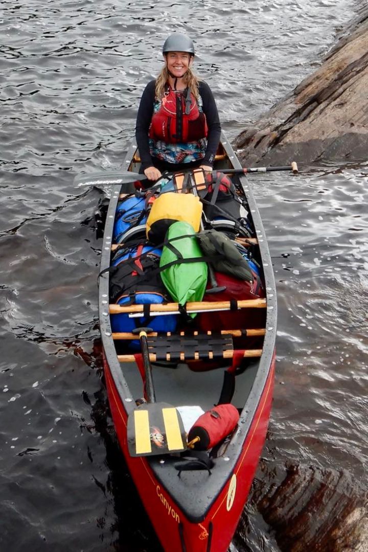 Canot équipé et monté pour les expéditions de longue durée Canot rempli de matériel en expédition canot-camping