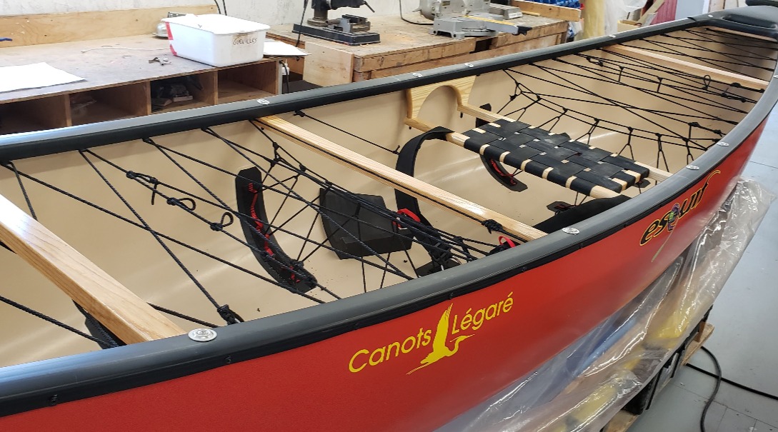 Canot solo monté pour l'eau vive avec banc Canot solo monté pour l'eau vive avec banc et cages à ballons