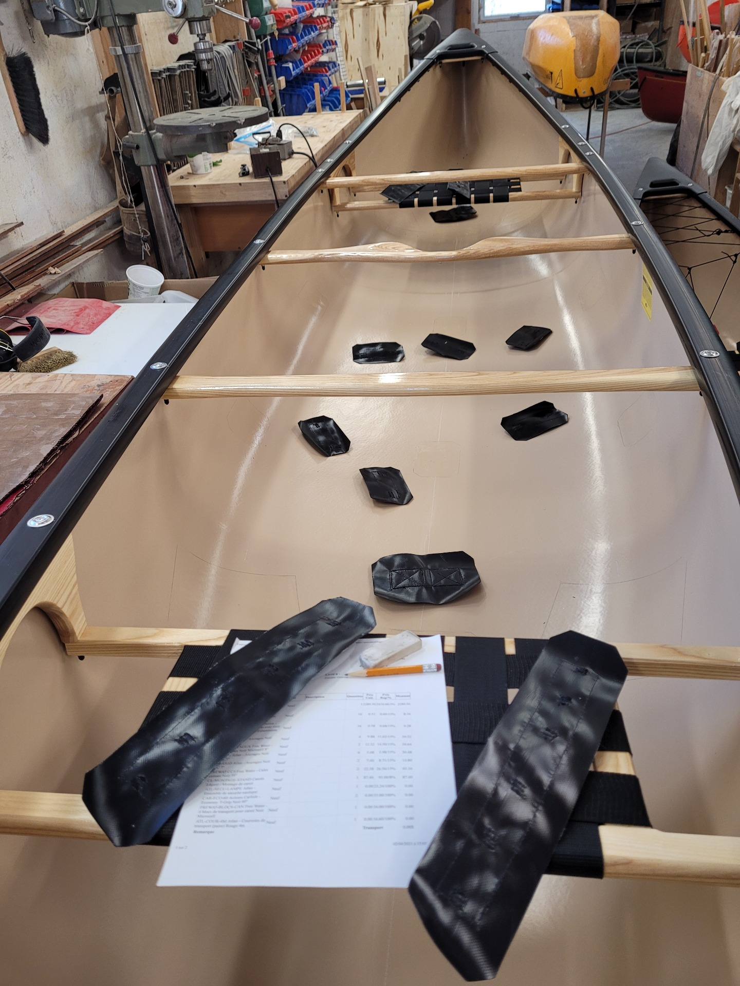 Installation des ancrages dans un canot Installation des ancrages dans un canot dans l'atelier Canots Légaré