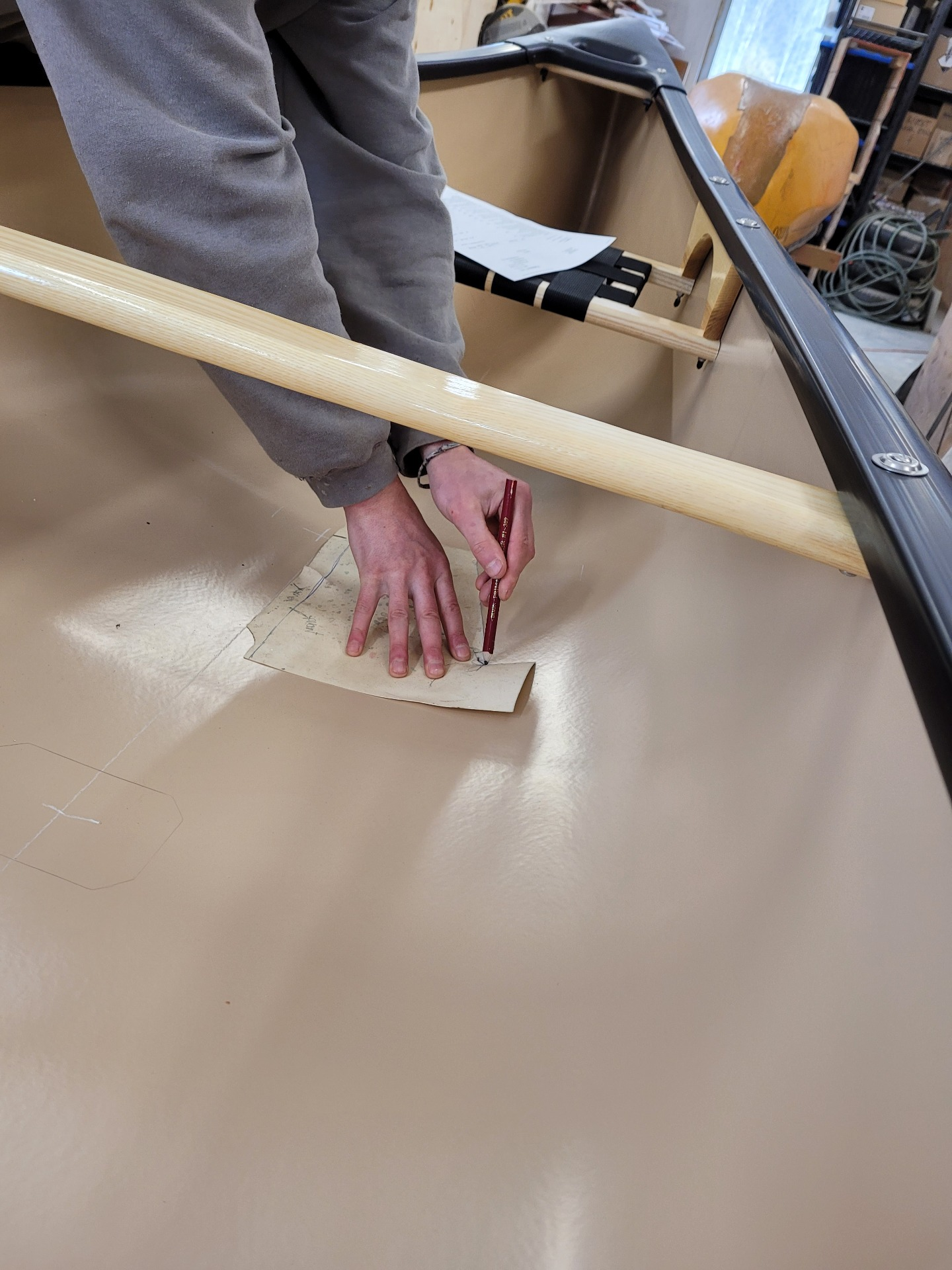 Traçage des lignes dans un canot pour l'installation d'accessoires Traçage des lignes dans un canot pour l'installation d'accessoires dans l'atelier Canots Légaré