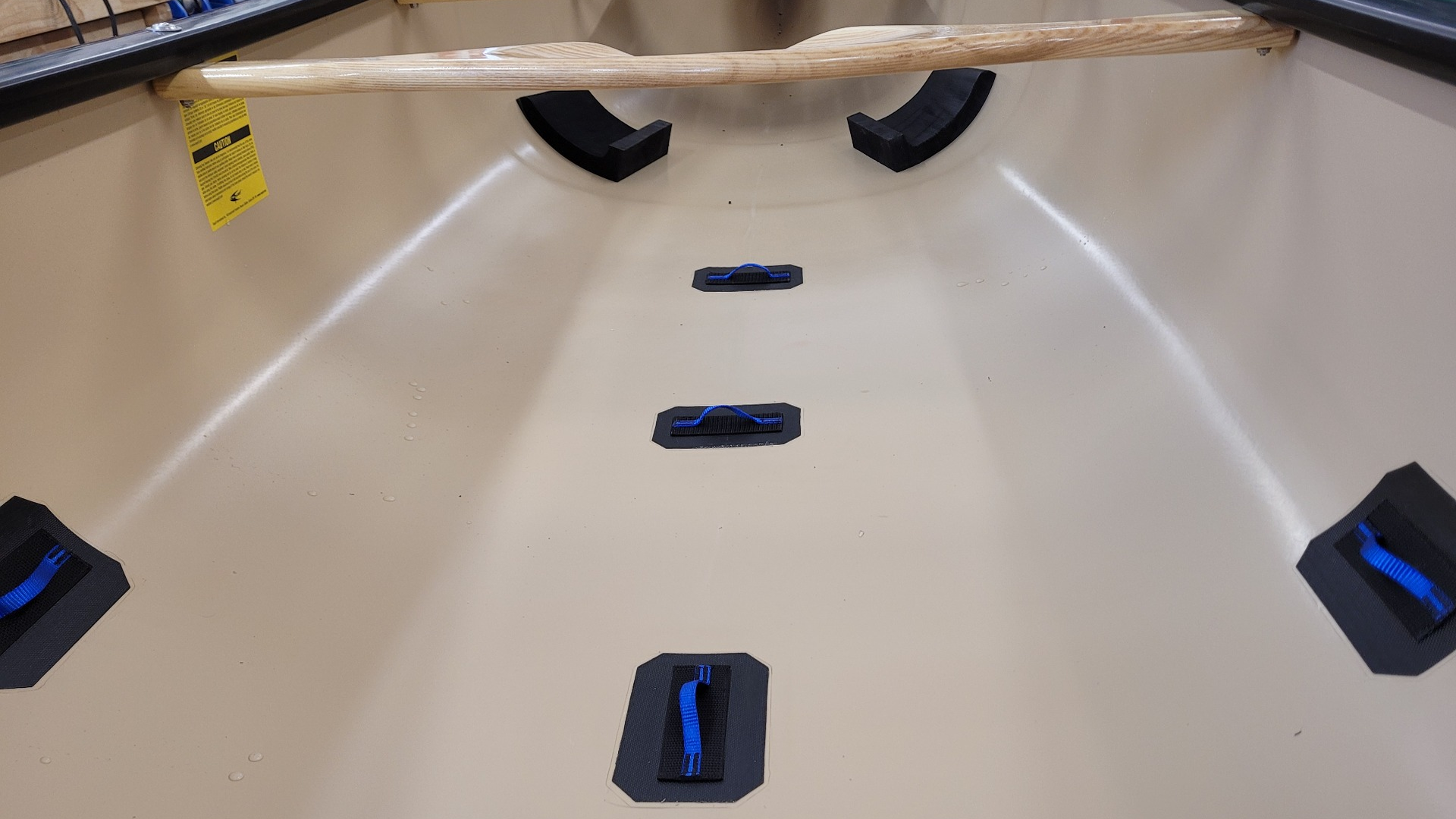 Vue des ancrages installés dans un canot par l'équipe de Canots Légaré Vue de la coque intérieure du canot avec des ancrages installés et collés