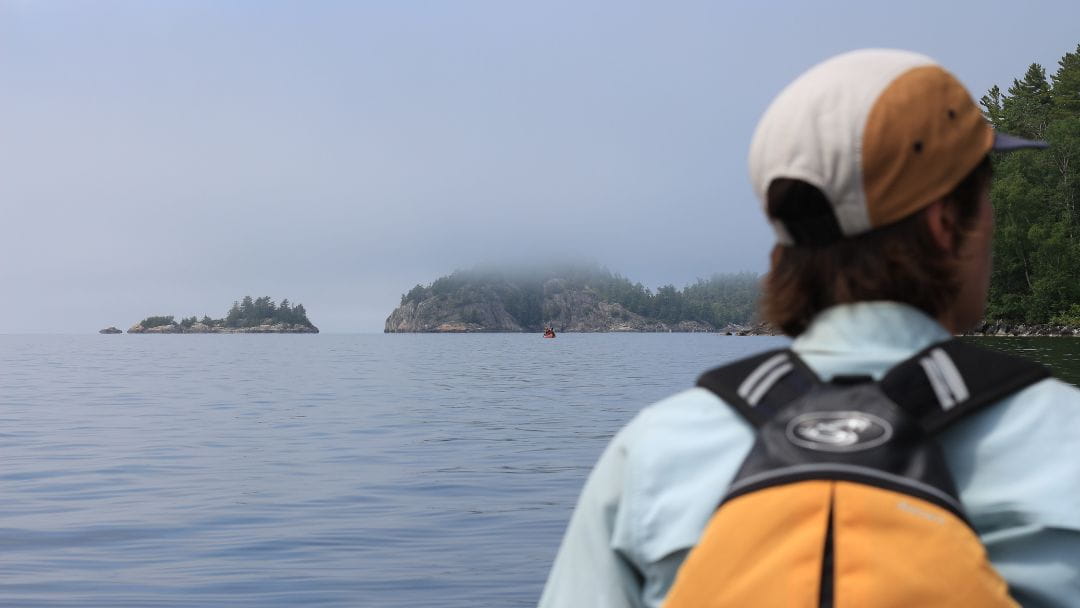 Pagayeur en canot sur les Grands Lacs vue de dos