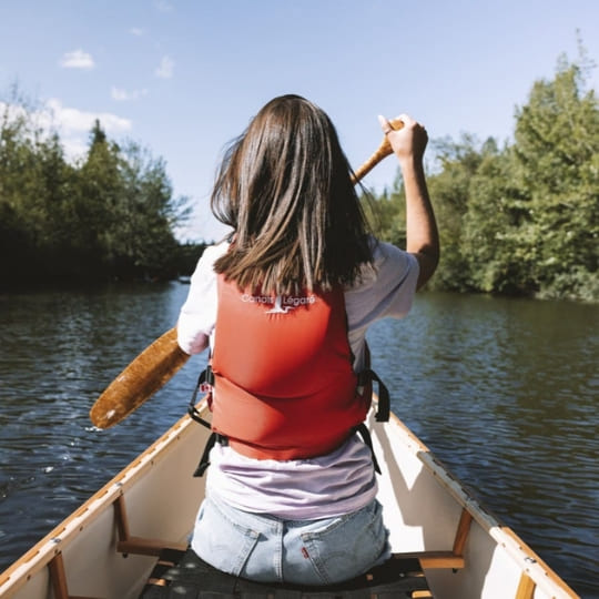 Pagayeur avant dans un canot chez Canots Légaré